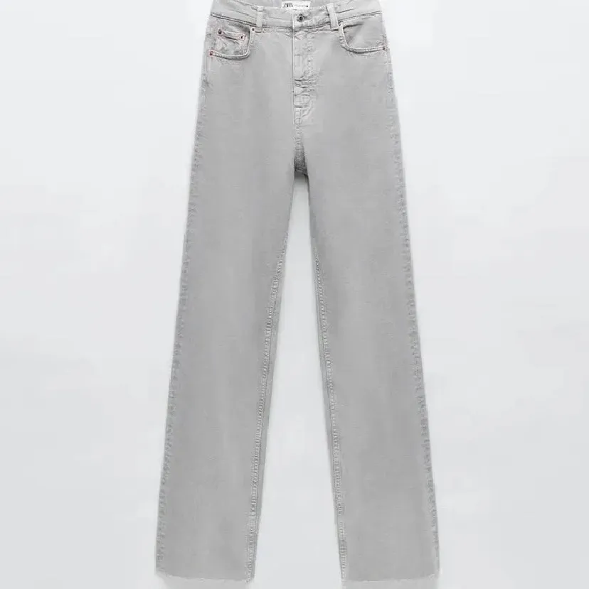 Säljer mina grå zara jeans då de inte längre kommer till användning. Bra skick förutom att de fransat sig lite längst ner💕. Jeans & Byxor.