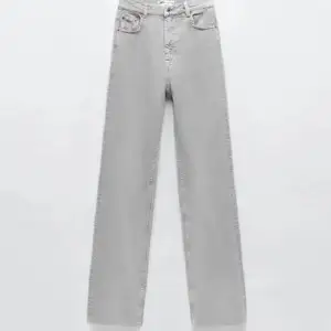 Säljer mina grå zara jeans då de inte längre kommer till användning. Bra skick förutom att de fransat sig lite längst ner💕