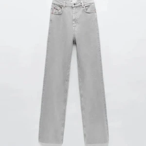Grå zara jeans full length  - Säljer mina grå zara jeans då de inte längre kommer till användning. Bra skick förutom att de fransat sig lite längst ner💕