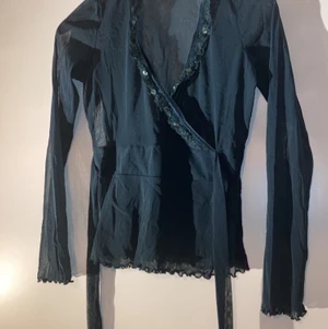 Mörkgrön meshtopp - Väldigt fin mörkgrön meshtopp, köpt på second hand men är som ny:) 