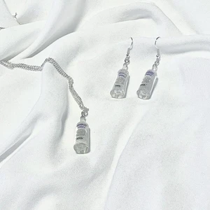 Vodka smycken  - Supercoola smycken med små vodka flaskor! Örhängena kostar 79kr och halsbandet 69kr! Kedjan är silverpläterad och örhängena nickelsäkra! 🤩