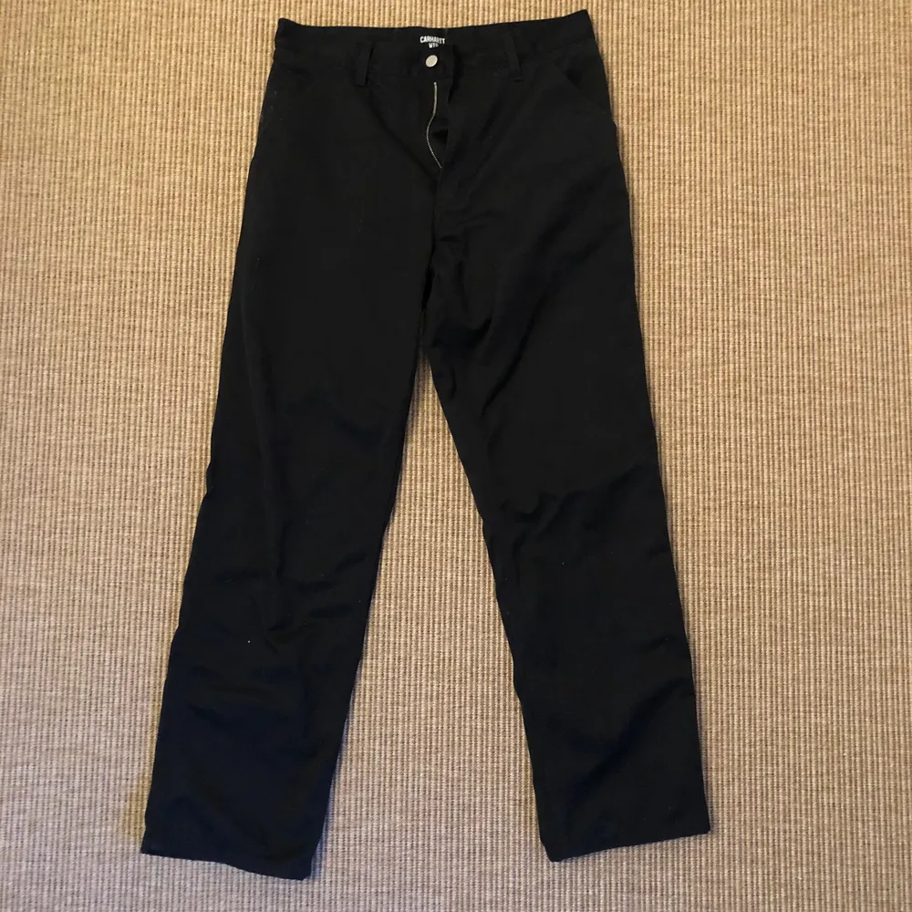 Svarta carhartt simple pant, rak byxa. Använda två gånger. Midja: 43cm, längd: 105cm. Kan mötas upp i centrala Sthlm. . Jeans & Byxor.