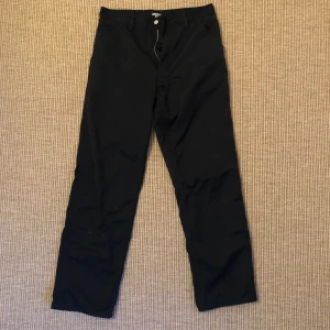 Carhartt simple pant  - Svarta carhartt simple pant, rak byxa. Använda två gånger. Midja: 43cm, längd: 105cm. Kan mötas upp i centrala Sthlm. 