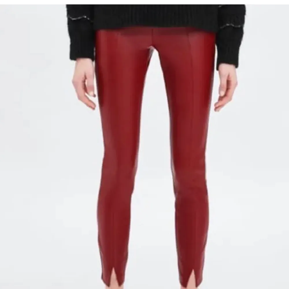 Röda skinbyxor från zara, jätte coola och knappt använda! Frakt tillkommer. Jeans & Byxor.