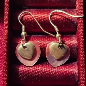 Hjärta örhängen - Säljer över 100 plagg! 🤩 Stor mängdrabatt när du köper fler saker! 🤑 Vänta inte för länge då jag flyttar i slutet av September och gör mig av med allt! 