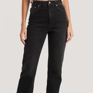 Svarta jeans  - Verkligen superfina jeans från Nakd, köpta för 519kr säljer för 200kr + frakt. Använda mycket men väl omhändetagna 💘