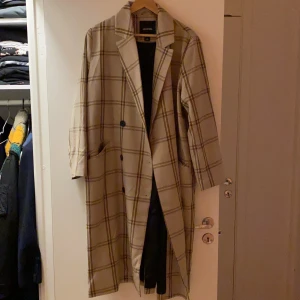 Rutig kappa till våren från Monki - Använd ett fåtal gånger, köpt på monki. Storlek XL