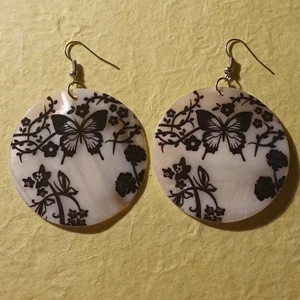 Snäckörhängen fjäril - Säljer över 100 plagg! 🤩 Stor mängdrabatt när du köper fler saker! 🤑 Vänta inte för länge då jag flyttar i slutet av September och gör mig av med allt! 