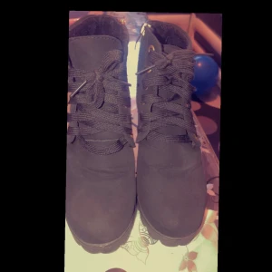 Size 38 - Säljer ett par svarta matta skor