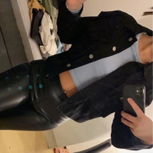 Svart jeans jacka - Helt oanvänd, köptes förra sommaren, inte kommit till användning pga inget intresse. 