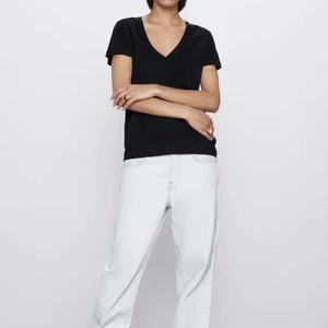 Svart bas T-shirt  - Supersnygg svart bas T-shirt från Zara. Helt oanvänd med prislapp kvar.