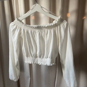Söt tröja - Söt off shoulder tröja från hm! 🌸 använd endast ett fåtal gånger! 