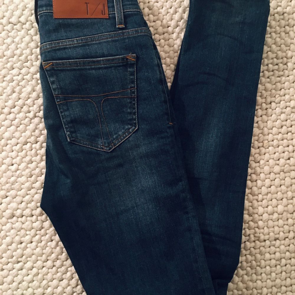 Superfina blå jeans från Tiger, modell ”Kelly”. Använda bara ca en gång. Smal passform med hög midja, storlek 28x32 (normal i storleken). Älskar dem men växte ur dem... Köparen står för ev frakt. . Jeans & Byxor.