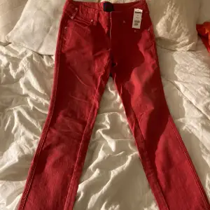 röda raka långa jeans! super fina och går att justera i midjan!💗 låg midjade!! ❤️❤️❤️