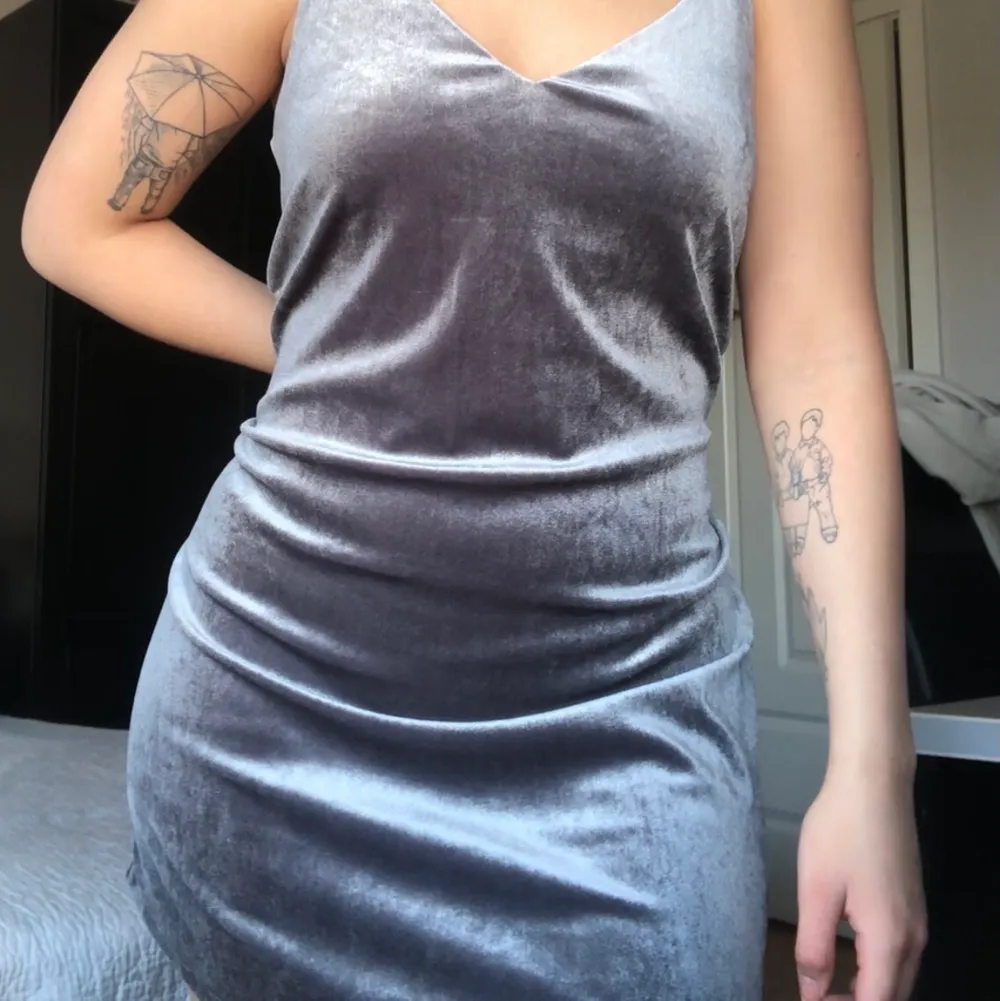 En häftig grå klänning från bik bok i sammet. Säljer då jag inte gillar hur den sitter på mig. Tror den skulle passa bättre på någon mindre kurvig. Aldrig använd. Om du vill ha fler/bättre bilder är det bara att kontakta mig. Klänningar.