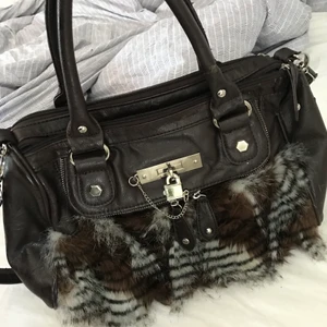 Y2k/vintage väska - Säljer denna bruna vintageväskan från Eternel i läder och päls, otroligt rymlig med 5 olika fack, en dragkedja som ej funkar och den är lite sliten🌸 skriv för fler bilder!