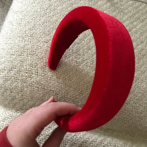Padded diadem - Ett så fint vadderat diadem/hårband i röd sammet ❤️ Så trendigt och snyggt! I perfekt skick, säljes då det inte används 😭✨ 