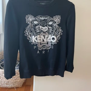 Kenzo tröja  - Kenzo tröja i storlek S. Inga hål eller liknande. Lägg bud