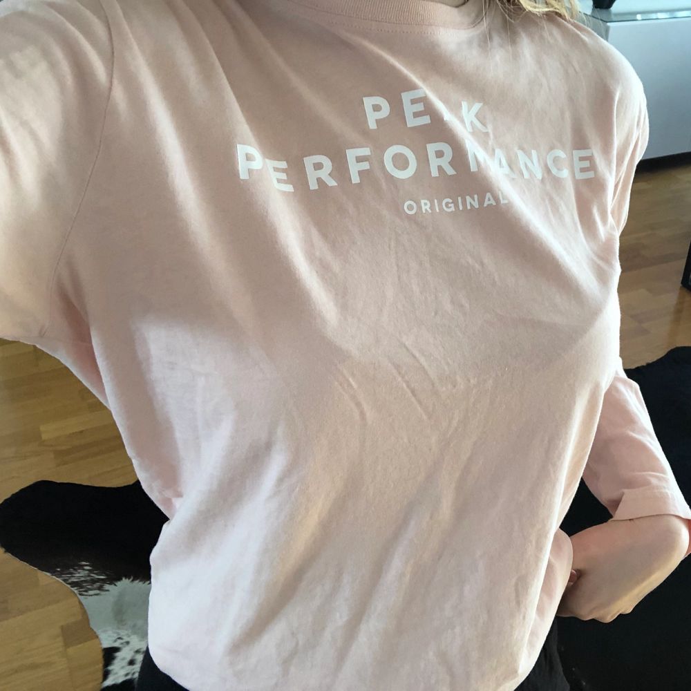 Helt oanvänd tröja från peak performance, tröjan inte upptagen ur plasten den kom i och är därför i nyskick! Jag säljer den då jag har en exakt lika dan och råkade klicka i 2! Den är i en jätte fin beige/rosa färg och passar till M/S! Ord pris: 600kr! (fler frågor eller bilder kontakta mig!) säljer för 200kr + frakt!. Tröjor & Koftor.