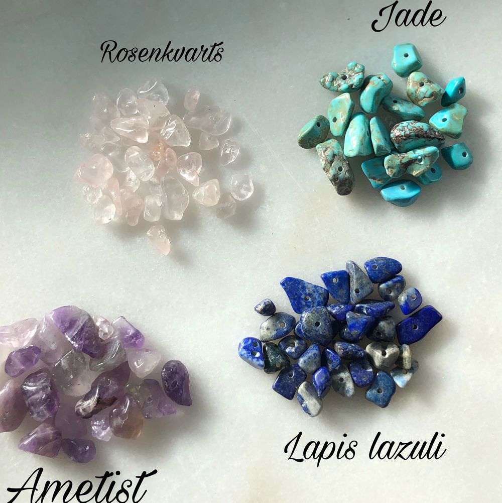 Egengjorda silver och guldfärgade örhängen med fina ädelstenar! Rosenkvarts, Jade, Ametist och Lapis lazuli är stenarna på bilden. Skriv privat om du vill veta stenarnas egenskaper🌟 Jag kan även göra örhängen ut efter hur du vill ha dem! 49kr/st eller två för 80kr. Accessoarer.