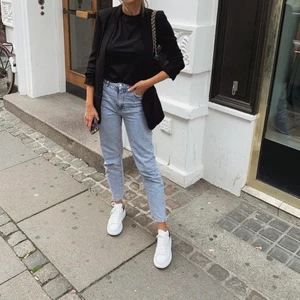 Mom jeans ljusblåa - Säljer dessa ljusblåa mom jeansen från Ginatricot i storlek 36. Säljs pga dom ej passar gravidmagen 🤰🏻