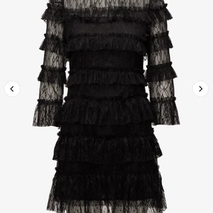 By Malina klänning - Säljer denna ursnygga klänningen märket by Malina. Inget fel alls på den, säljer då jag inte har en användning av den. Passar så bra till middagar, tillställningar m.m.! Nypriset är 1999kr, säljer den för 1400kr! Den är i storlek M men skulle säga att den passar en S