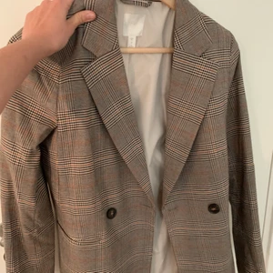 Blazer ifrån HM  - En blazer i storlek 34 från HM. Använd ett par enstaka gånger, runt 3-4 gånger. Den är i fint skick. Anledningen till att jag säljer den är för att jag inte har användning av den längre. Frakt ingår om den ska levereras.