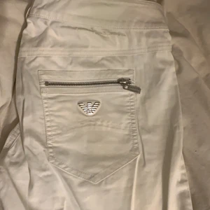 Vintage armani - Vita armani byxor i lite tunnare tyg. Lågmidjade och raka. 
