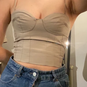 Korsett topp - Såå söt korsett-topp från H&M! Strl 38 men jag skulle säga att den funkar för en storlek 36 också;) Buda i kommentarerna:))))