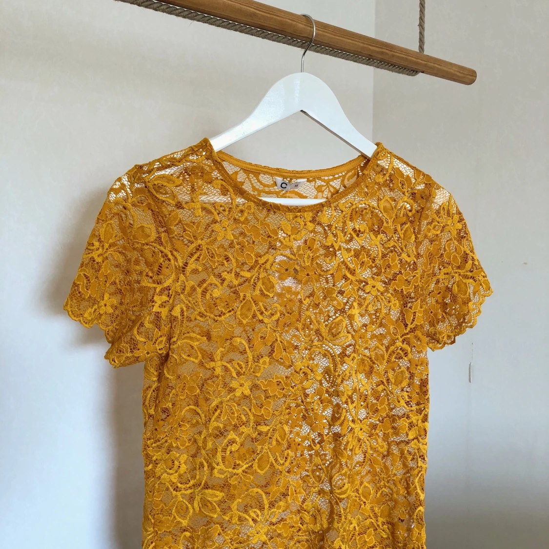 Senapsgul spetströja