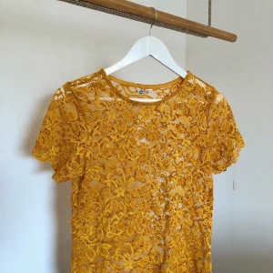 Senapsgul spetströja - En jätte fin och HELT oanvänd senapsgul spetströja men prislapp fortfarande på! Super fin nu till våren och sommaren! 💛💛💛