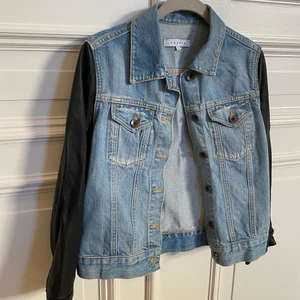 Sandro jacka  - Jeansjacka från Sandro med ärmar i skinn. Jätte cool och bra skick! Storlek 2☺️