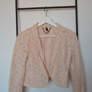 Kavaj - xs🤍 - En spets kavaj i kort modell, dusty pink
