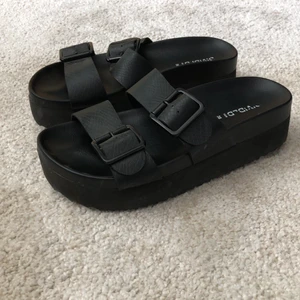 Platå tofflor/sandaler  - Snygga stilrena platå tofflor. Sköna att gå i. Knappt använda. Snygga till sommarn! Har swish 