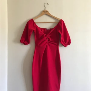 Röd klänning från Nelly  - Endast använd ett få tal gånger! Frakt inkluderat I priset!:) 