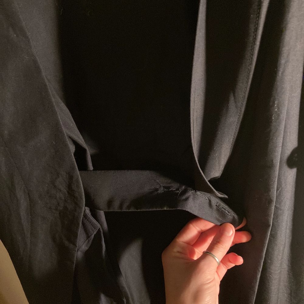 Svart/skiftande mörkblå kimono-inspirerad klänning från COS. Innerknäppning i tre lägen, och ytterknäppning, fungerar även fint öppen. Storlek XS men sitter oversized i modellen, sitter luftigt på mig som brukar bära S! Kan diskutera pris!. Klänningar.