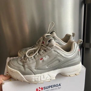 Fila skor - Säljer nu mina Fila skor, varsamt använda och inga defekter! 