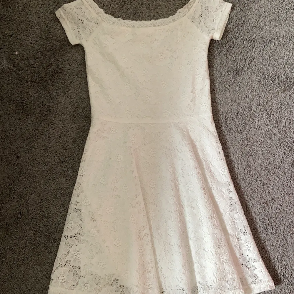 En vit spetts klänning från kapphal som är för liten för mig och i storleken 146💓 ( lite genomskinlig om man har mörka underkläder på sig ) nypris 150kr 💕 +använd några enstaka gånger. Klänningar.