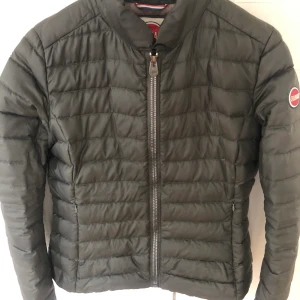 Colmar lättvikts dunjacka  - I jättefint skick stl 44 motsvarar M-L Köpt för 2000:- perfekt till nu till våren.