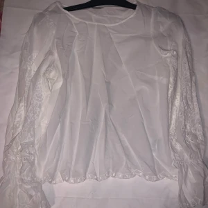 Vit blus - Simpel vit blus, aldrig använt endast testad, storlek 34 men passar även 36/38, finns i halmstad men går att fraktas, orginal pris 299 kr