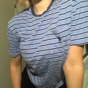 Ralph Lauren t-shirt  - Ralph Lauren t-shirt med sido ficka, broderat märke och ränder. Mycket gott skick. ”Classic fit” är modellen