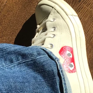 skor 😎 - Supersnygga cdg skor i storlek 36.5 dam. Äkta ❤️Använda ett fåtal gånger men är nästan i nyskick. Superbra nu till våren och sommaren. Om många blir intresserade blir det budgivning! 😉💕 Vid mer frågor skriv privat eller i kommentarerna!