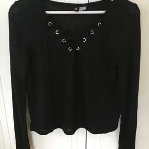Säljer en fin svart tröja som har snöring vid bröstkorgen. Den passar till mycket och är använd få gånger då den inte ha riktigt passat mig. Mer bilder kan fås :)