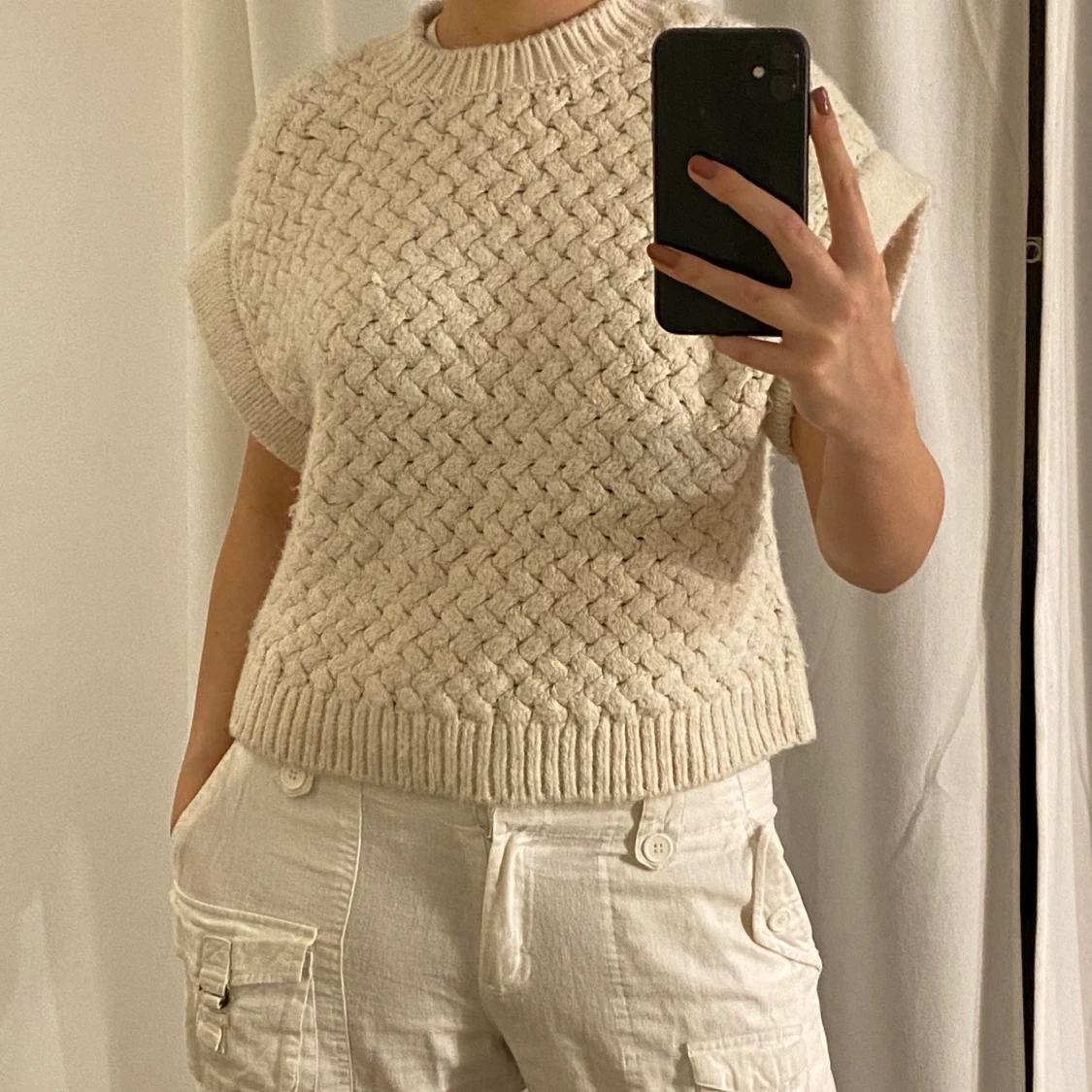 Fin stickad beige/vit väst