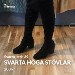Höga svarta stövlar  - Strl: 39, höga, upp till låret ramlar inte ner