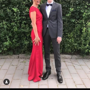 jättefin röd klänning - perfekt klänning till avslutningsmiddag eller liknande, kände mig såååå fin i den. endast använd en gång, nyskick!!! storlek 34/xs. 100kr exklusive frakt 