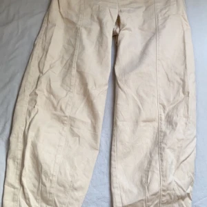 Monki - Säljer mina snygga beiga jeans från Monki. Köpte de där förra året. De går en bit upp på smalbenen. Men det tycker jag är snyggt. De är i storlek 36. Börja buda från 150kr. Vet inte riktigt ännu vad frakten blir. Budgivningen avslutas 13/3. 