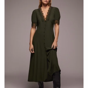 Zara klänning - Säljer denna super fina zara klänning, helt oanvänd med prislappen kvar 🕺🏻💜