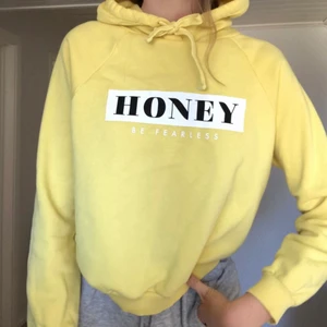 Gul hoodie från Gina  - Använd fåtal gånger så i väldigt bra skick! Gul fin tröja från ginatricot💛🤍 frakt tillkommer till priset! 