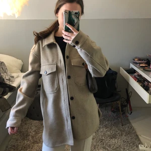 Såå fin jacka storlek small  - Såååå fin jacka från hm i storlek small. Får tyvärr ingen användning av den längre därav att jag säljer den. Den är slutsåld. Köp direkt för 150kr eller buda från 100kr 💘💘💘💘